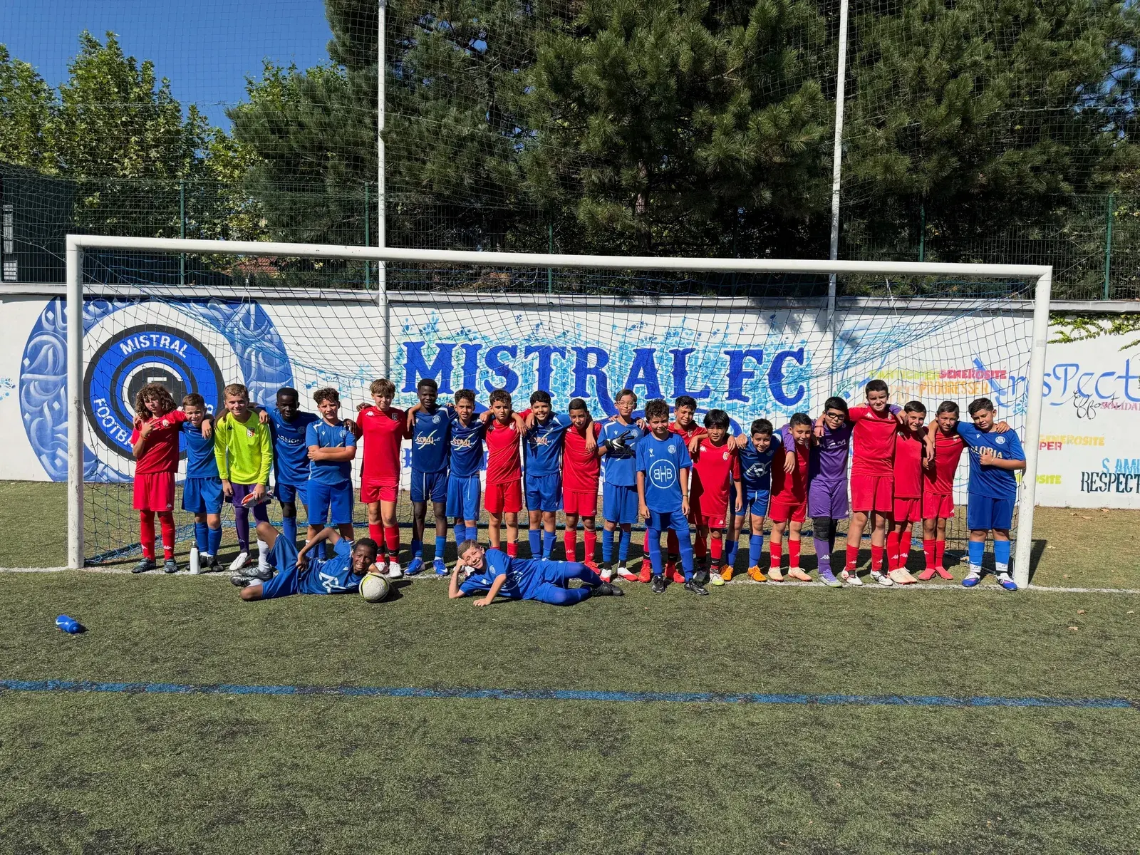 Les jeunes du club réunis devant la fresque Mistral FC