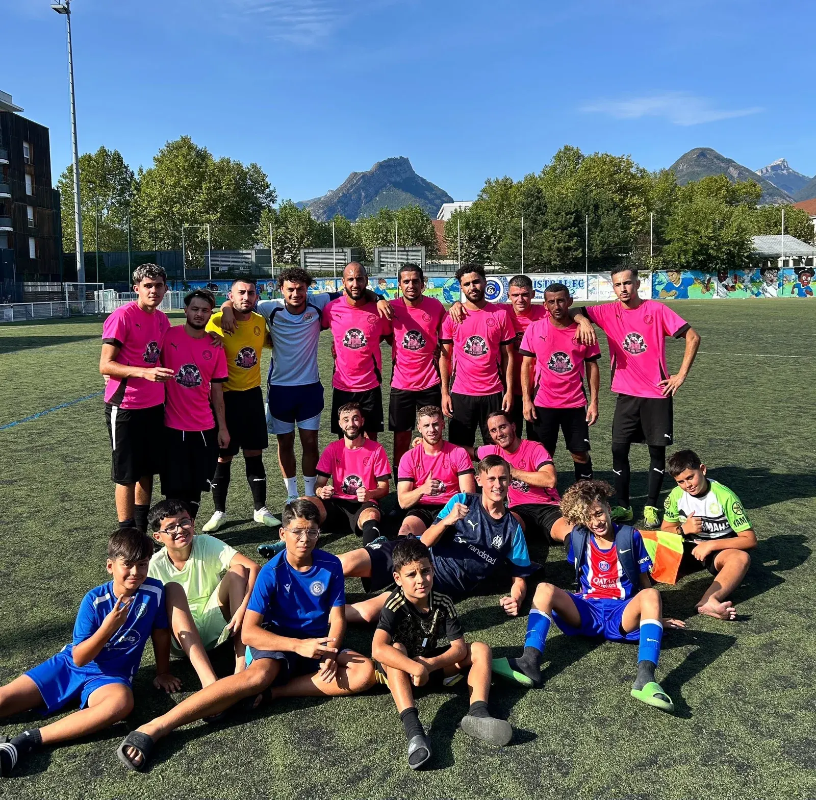 Les seniors Mistral FC et les jeunes au stade à Grenoble